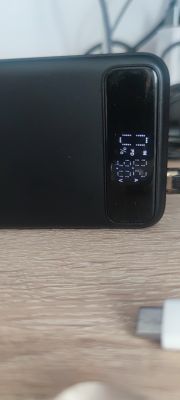 Powerbank z wyświetlaczem LED pokazującym stan ładowania.
