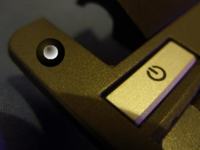 Czym zaszpachlować dziurę w obudowie laptopa przed nałożeniem folii 3M?