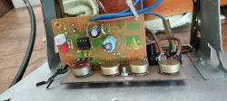 Zbliżenie na płytkę elektroniczną subwoofera DIY z widocznymi komponentami.