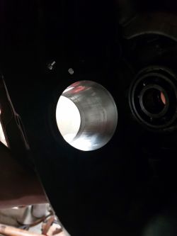 Widok wnętrza silnika kosiarki spalinowej Hecht z cylindrem OHV 99cc.
