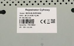 Etykieta rejestratora cyfrowego modelu BCS-B-XVR1602 z informacjami o zasilaniu i numerze IP.