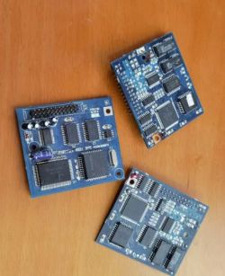 Trzy moduły efektorów z mikserów Behringer DJX700/750 i DJX900 na stole.
