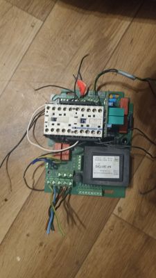 Szukam schematu podłączenia płytki sterującej rampą przeładunkową