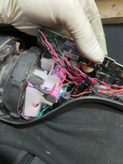 Wnętrze odkurzacza bezprzewodowego Electrolux Ergorapido z widocznymi akumulatorami i okablowaniem.