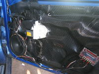 wygłuszenie drzwi oraz montaż zestawów głosników w VW golfie IV.własna produkcja