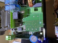 Zbliżenie na płytkę drukowaną z różnymi elementami elektronicznymi.