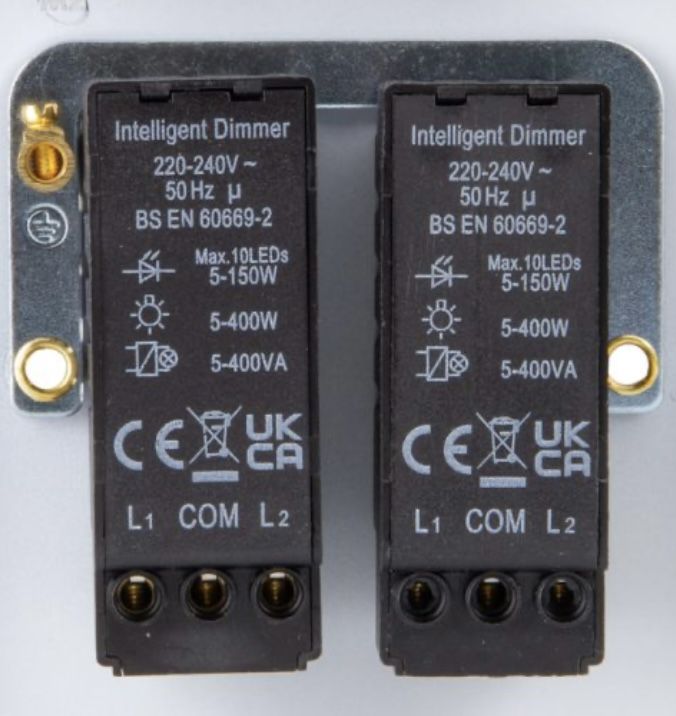 Dwa moduły ściemniacza oznaczone jako Intelligent Dimmer, z informacją o maksymalnie 10 żarówkach LED i mocy 5-150W.