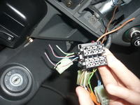 Czy czarna wtyczka w moim aucie to kostka ISO do nowego radia?