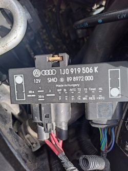 Sterownik wentylatorów z oznaczeniami marki Volkswagen i Audi, numer 1J0 919 506 K, w samochodzie.