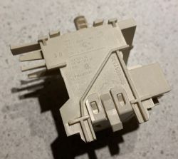 Bosch SRV55T43IU nie reaguje na włącznik - jak złożyć włącznik?