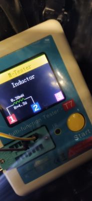 Tester komponentów elektronicznych z wynikami na ekranie.