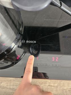 Indukcja Bosch: błąd E przy palnikach - przyczyny, rozwiązania i obsługa (zdjęcie) Indukcja Bosch: błąd E przy palnikach - przyczyny, rozwiązania i obsługa (zdjęcie)