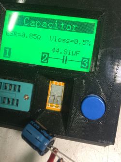 Tester kondensatorów z wyświetlaczem, kondensator Jamicon poniżej.