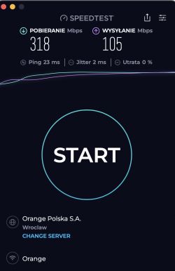 Wyniki testu prędkości internetu na komputerze pokazujące pobieranie 318 Mbps, wysyłanie 105 Mbps.