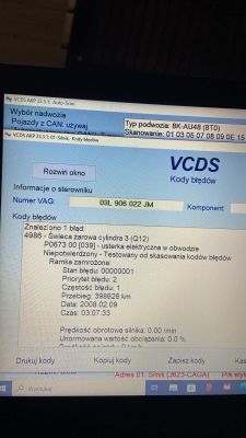 Ekran diagnostyczny samochodu z kodem błędu dotyczącym świecy żarowej cylindra.