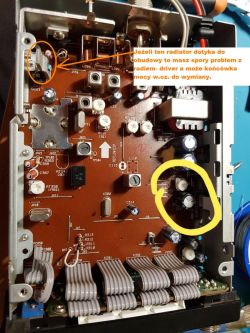 Wnętrze urządzenia elektronicznego z radiatorem dotykającym obudowy.