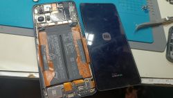 Telefon Redmi Note 11 Pro Plus 5G w trakcie wymiany wyświetlacza, urządzenie częściowo rozłożone.