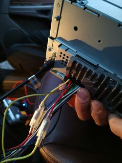 Przednie głośniki w samochodzie nie grają tylko tylnie