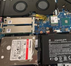Lokalizacja złącza dla dodatkowego dysku SSD SATA w Acer Nitro 5
