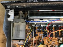 Fragment wnętrza tunera T-7010 z widocznymi elementami elektronicznymi i okablowaniem.
