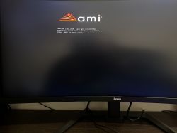 Monitor z wyświetlonym ekranem BIOS z logo ami.