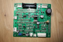 Płytka sterująca MIG-200P CTRL z elementami elektronicznymi na drewnianym blacie