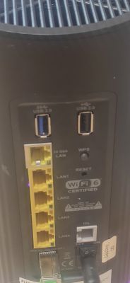 Tył routera Playbox z portami LAN, USB i złączem SFP.
