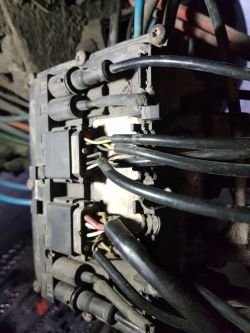 Jak nazywa się i do czego służy czarna skrzyneczka obok modulatora ABS w naczepie Schmitz?