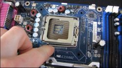 Jak zdjąć zapinkę procesora z LGA775 na płycie ASUS Rampage Formula?