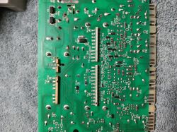 Zielona płytka drukowana z elementami elektronicznymi i punktami pomiarowymi