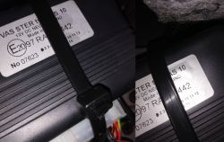 Zbliżenie na urządzenie z widoczną trytytką zakrywającą część etykiety.