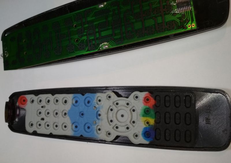 Rozebrany pilot z widocznymi wewnętrznymi elementami.