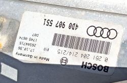 Tabliczka znamionowa sterownika silnika Bosch z oznaczeniem Audi 4D0 907 551, widocznym logotypem Audi i Bosch, oraz kodami kreskowymi.