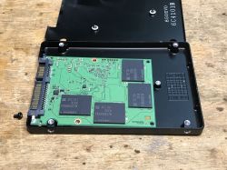 Wnętrze pojemnego dysku SSD - 4TB 2.5" - 850 EVO za 4000 zł