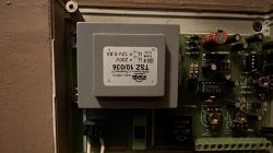 Stary domofon dwurodzinny z problemem elektrozaczepu - brak otwierania drzwi