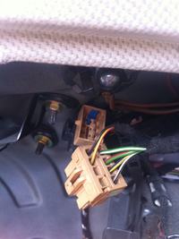 Audi A3 8P 2004 3D - Opis wtyczki w bagażniku, przewód czarny z żółtym paskiem