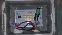 Jak podłączyć naświetlacz LED 10W do włącznika świecznikowego?