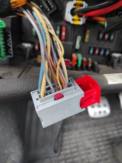 Peugeot 206, 1.6, 16v, 2002r. - Instalacja uniwersalnego sterownika zamka centr