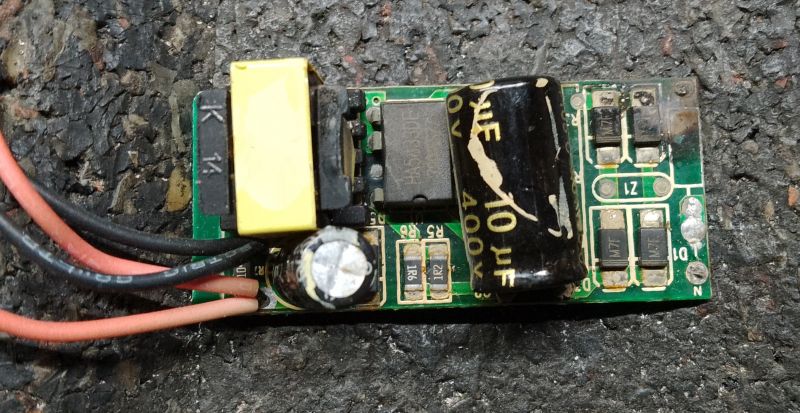 Płytka drukowana z komponentami elektronicznymi, w tym kondensatory i układ scalony HA5833DE.