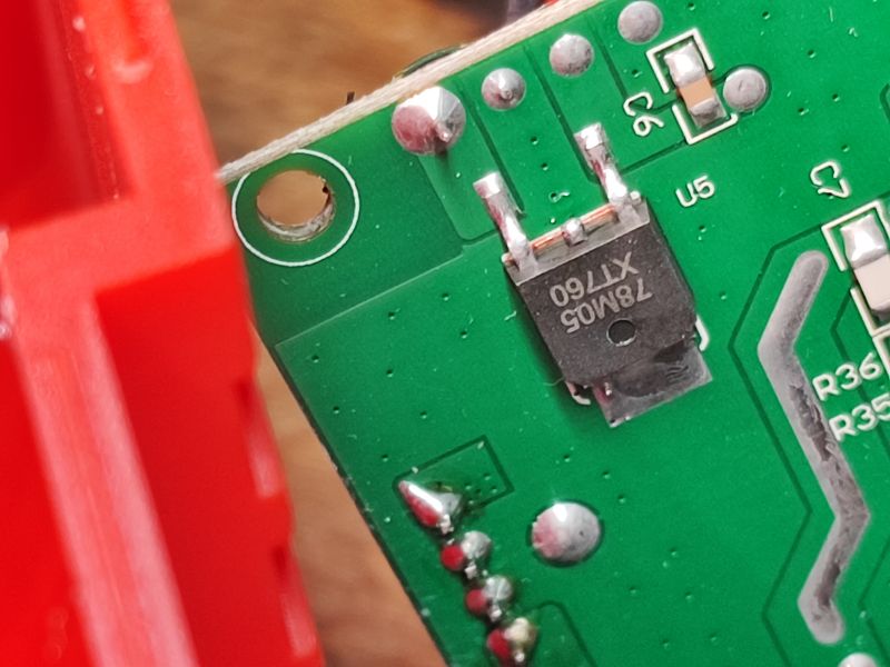 Zbliżenie na płytkę drukowaną z komponentami elektronicznymi