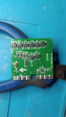 Płytka PCB z brakującym rezystorem R13 i oznaczeniami elementów elektronicznych.