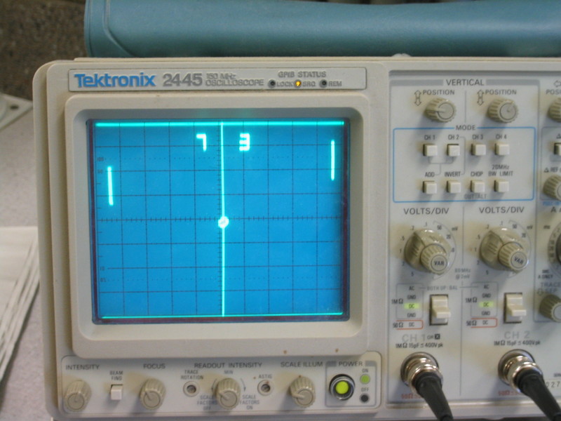 Nudy na laborkach? Gra pong na ekranie oscyloskopu.