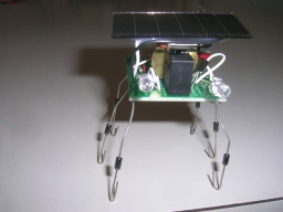 Mikrorobot Picaxe zasilany energią słoneczną