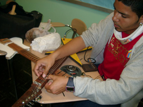 Wzmacniacze gitarowe i gitary zbudowane przez dzieciaki