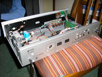 Tuner FM z cyfrowym przedwzmacniaczem. Tuner FM z cyfrowym przedwzmacniaczem.