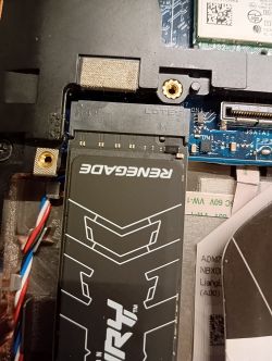 Kingston Fury Renegade SSD M.2 zainstalowany w laptopie Dell Latitude E5470.
