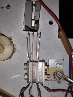 Zbliżenie na elementy elektroniczne z podłączonymi kablami.