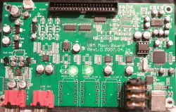 Grüne Leiterplatte mit verschiedenen elektronischen Komponenten und Anschlüssen.