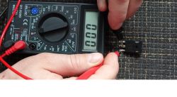 Bieżnia wyzwala bezpiecznik przy uruchomieniu.