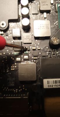Macbook A1278 nie ładuje - jak sprawdzić ładowarkę i baterię?